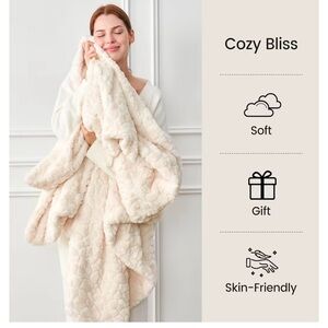 NWT Cozy Bliss Faux Fur Throw Blanket – Cream White (55” x 70”) - NWT